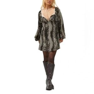 NWOT Urban Outfitters Black and Cream Patterned Top